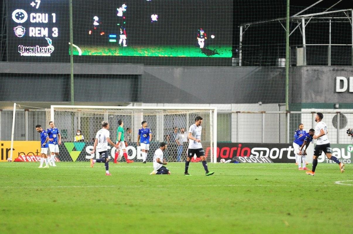 Cruzeiro leva dois gols no fim e perde para o Remo no Independncia, por 3 a 1, pela Srie B