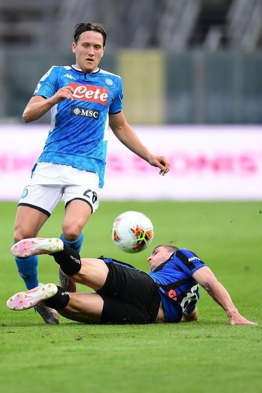 Meia polons Piotr Zielinski, do Napoli, teve COVID-19