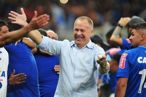 Depois da vitria por 5 a 3 nos pnaltis, que teve Fbio como heri, jogadores e comisso tcnica comemoraram muito no gramado do Mineiro. Capito Henrique ergueu a taa do penta no Gigante