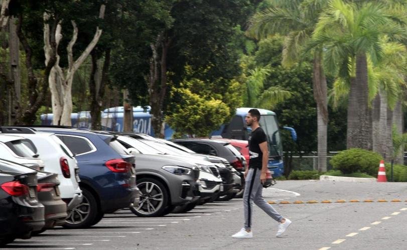 Goleiro Lucas França passando pelo pátio da Toca da Raposa II em dia de apresentação do elenco