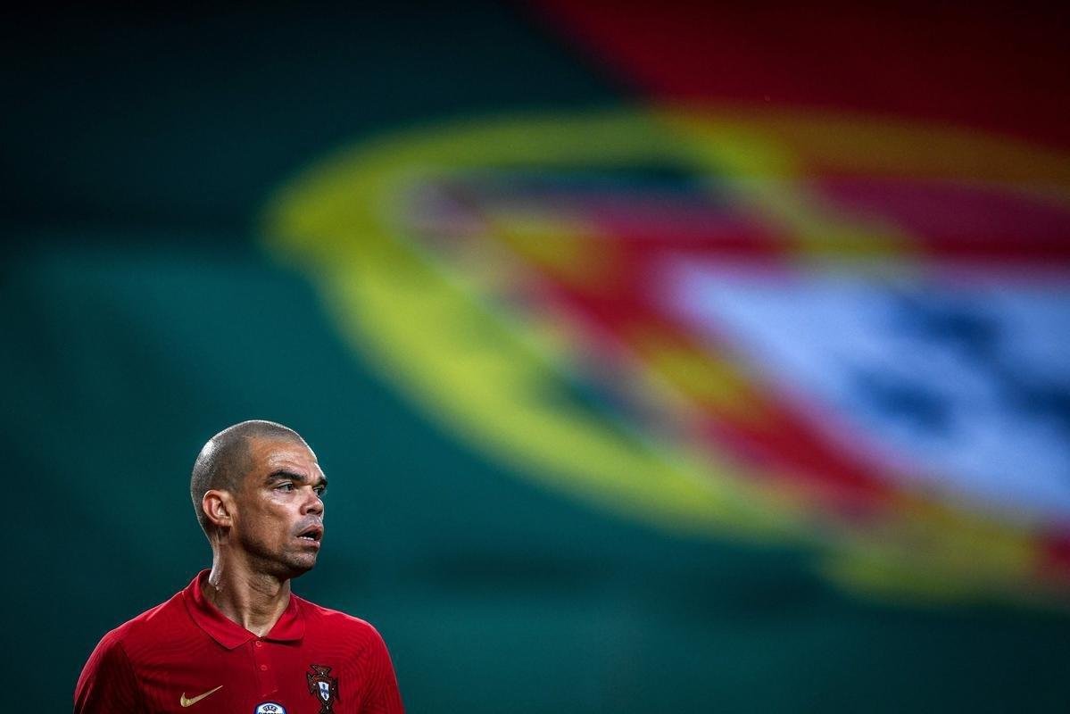 Pepe (Portugal) -  dvida para a Copa do Mundo aps sofrer entorse no joelho esquerdo e lesionar o ligamento em outubro.
