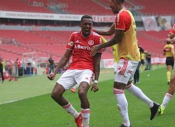 Jogo com duas expulsões, uma para cada lado, foi decidido com gol no fim de Edenílson