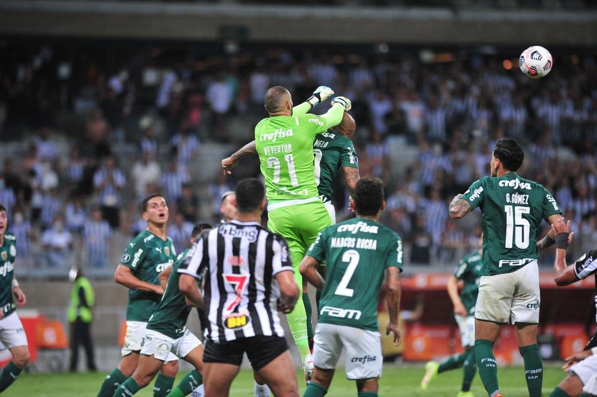 No segundo tempo, de cabea, Vargas abriu o placar para o Atltico no Mineiro: 1 a 0
