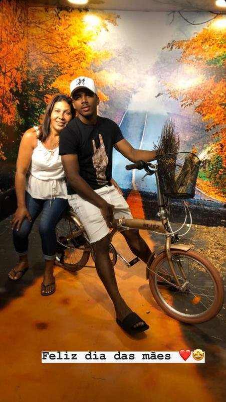 Atacante Marquinhos, do Atltico, e a me