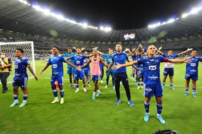 Time e comisso tcnica do Cruzeiro festejaram vitria sobre o Brusque, por 1 a 0, com torcedores no Mineiro. Tcnico Paulo Pezzolano entrou no clima e vibrou com o triunfo pela segunda rodada da Srie B