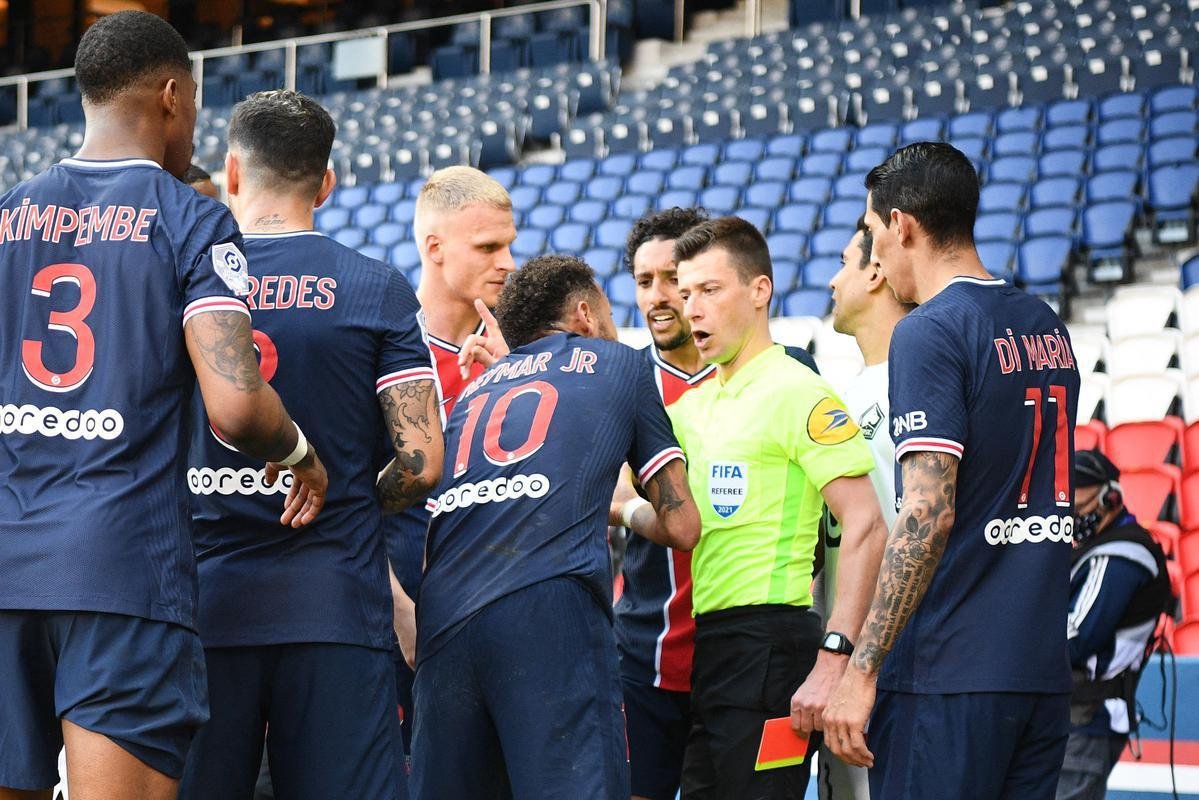 Neymar levou carto vermelho no final da derrota do PSG para o Lille, por 1 a 0, em Paris, ao dar um tranco no adversrio numa disputa de bola na lateral do campo. rbitro entendeu que ele usou fora desproporcional. O brasileiro j tinha carto amarelo e acabou sendo expulso.