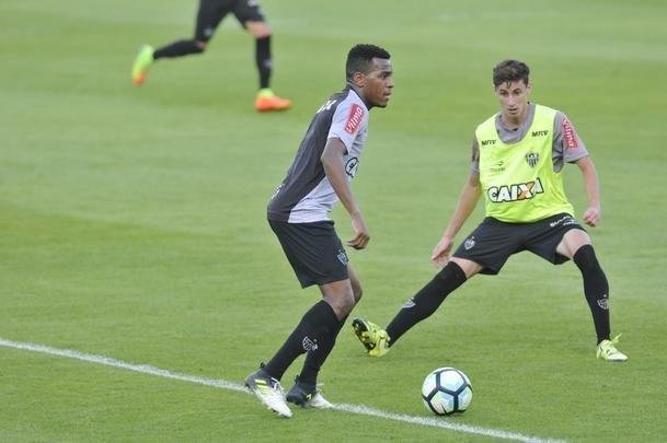 Volante/zagueiro Roger Bernardo participou de treino com bola e depois foi apresentado como novo reforo do Atltico