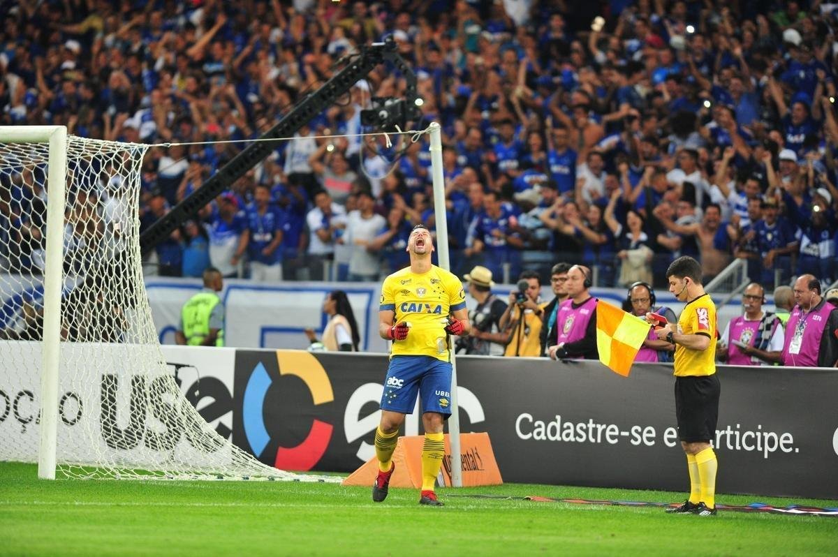 Fbio foi decisivo nos pnaltis, fez trs defesas e colocou o Cruzeiro nas semifinais da Copa do Brasil