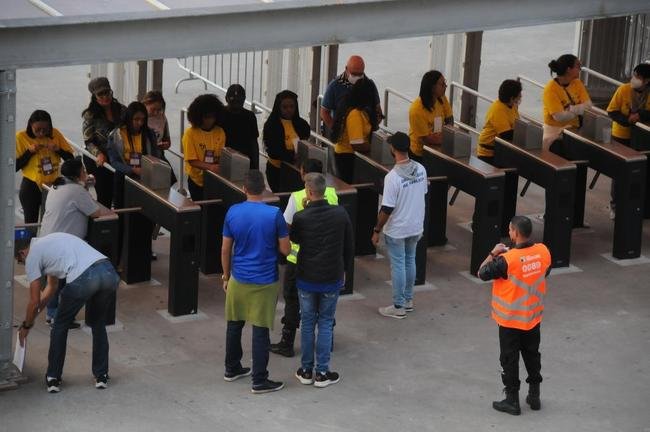Fotos da chegada da torcida do Cruzeiro ao Mineiro na partida contra o CRB pela Srie B do Brasileiro; longas filas de formaram na esplanada antes da partida