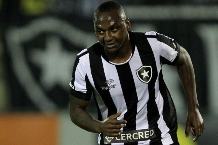 Sass - jogou a Srie B em duas oportunidades e conseguiu bons nmeros. Em 2014, com a camisa do Nutico, fez nove gols em 22 partidas. Em 2015, tambm esteve em campo 22 vezes, com sete tentos, e se sagrou campeo pelo Botafogo.