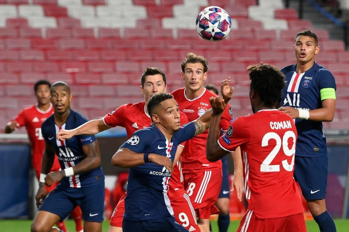No segundo tempo, Kingsley Coman colocou o Bayern em vantagem com gol de cabeça: 1 a 0
