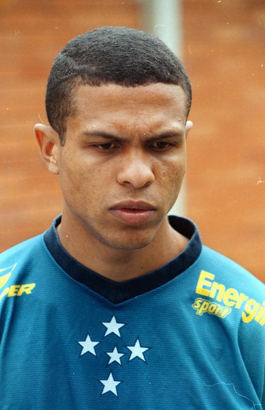 Herói do título da Copa do Brasil de 2000 com gol de falta aos 44 minutos do segundo tempo, Geovanni foi vendido ao Barcelona por US$ 18 milhões, que correspondiam a R$ 43 milhões em junho de 2001. Corrigida pelo Índice Nacional de Preços ao Consumidor Amplo (IPCA), a quantia em outubro de 2020 seria de R$ 135,6 milhões (US$ 24,8 milhões). Na Espanha, o meia-atacante foi considerado um fiasco. Logo, acabou emprestado ao Benfica, de Portugal, que adquiriu o seu passe em definitivo em julho de 2003. Após três anos em Lisboa e 23 gols em 131 jogos, voltou ao Cruzeiro relativamente jovem (tinha 26 anos), mas sem demonstrar o futebol ágil e de velocidade de sua primeira passagem. O jogador acabou liberado para o futebol inglês. No Manchester City, em 2007/2008, foi discreto. No Hull City, em 2008/2009 e 2009/2010, emplacou grandes atuações na Premiere League e ganhou o carinho da torcida. Em 2013, quando estava no Bragantino, o atleta decidiu encerrar a carreira, aos 33 anos. Pela Raposa, Geovanni acumulou 47 gols em 184 jogos.