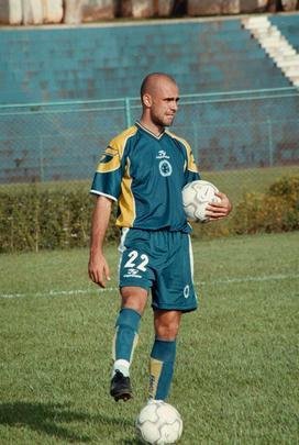 Em 1999, o Cruzeiro vendeu o zagueiro João Carlos para o Corinthians por US$ 4 milhões e recebeu de contrapeso o jovem Cris, que acabou virando ídolo na Toca da Raposa II e conquistou os títulos da Copa do Brasil de 2000, Campeonato Brasileiro de 2003, Recopa Sul-Americana, além de duas Copas Sul-Minas, dois Mineiros e uma Copa dos Campeões de Minas