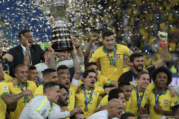 Seleção Brasileira derrota Peru por 3 a 1, conquista Copa América e ergue a taça no Maracanã; veja as fotos da festa do Brasil