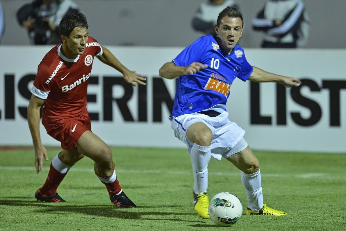 O argentino Montillo foi outro grande camisa 10 nos cem anos do Cruzeiro. Ele chegou  Toca da Raposa II em 2010 e foi vendido ao Santos em janeiro de 2013. Ao todo, realizou 122 jogos e marcou 36 gols.