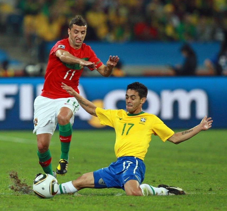 Volante Josu em ao pela Seleo Brasileira em jogo contra Portugal, pelo Grupo G da Copa do Mundo de 2010, disputado na frica do Sul. Jogo terminou empatado por 0 a 0.