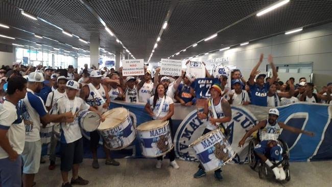 Torcida do Cruzeiro fez festa no Aeroporto de Confins na chegada de Rodriguinho a Belo Horizonte