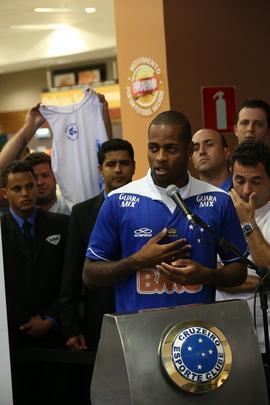 Apresentao do zagueiro Ded ao Cruzeiro. Jogador participou de ao de marketing, foi a supermercado e divulgou programa scio do futebol, que d desconto na compra de produtos