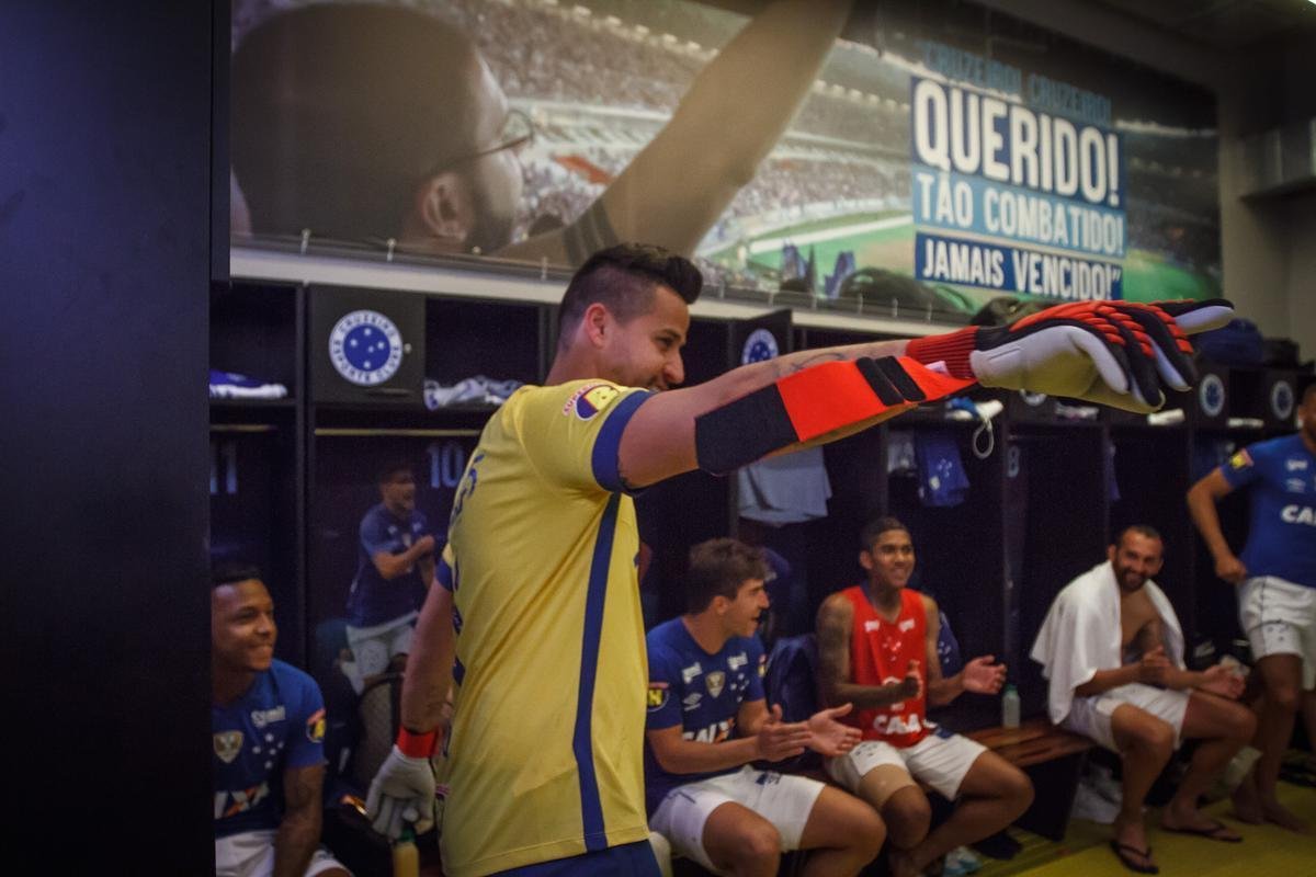 Fotgrafo oficial do Cruzeiro registrou momentos no vestirio do clube aps jogo com o Santos e classificao s semifinais da Copa do Brasil
