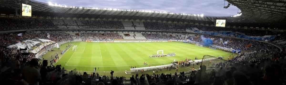 Aps quatro anos, Mineiro voltou a ficar dividido meio a meio com as torcidas de Atltico (e) e Cruzeiro (d)