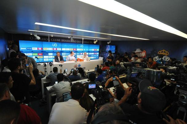 Rogrio Ceni concedeu entrevista coletiva e comandou o primeiro treinamento