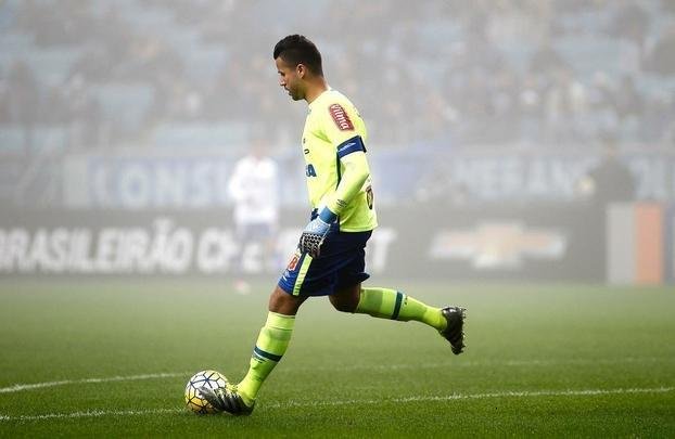 Sob forte neblina em Porto Alegre, Cruzeiro  batido pelo Grmio e vai para lanterna do Brasileiro