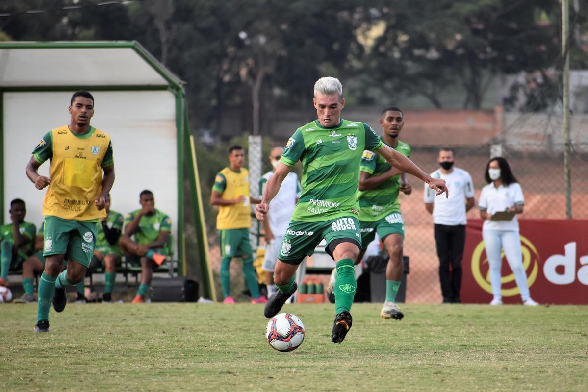 O Amrica segue em preparao para a deciso do Campeonato Mineiro, contra o Atltico. No prximo sbado (22), s 16h30, os rivais se enfrentaro no Mineiro, em Belo Horizonte. Para ser campeo estadual pela 17 vez, o Coelho precisar vencer o confronto. Isso porque a primeira partida terminou empatada em 0 a 0, e o Atltico possui a vantagem de jogar por um novo empate.
