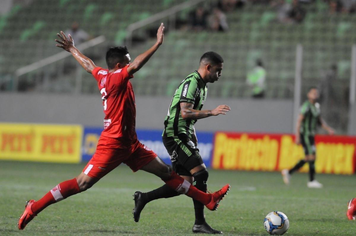 Imagens do duelo entre Amrica e CRB, no Independncia, pela 26 rodada da Srie B