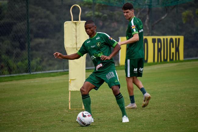 O América deu continuidade nesta terça-feira aos seus trabalhos de pré-temporada. A equipe alviverde fez treinos com e sem bola no CT Lanna Drumond