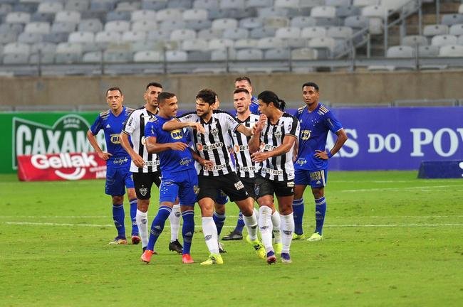 Hulk, do Atl�tico, e William Pottker, do Cruzeiro, discutiram no fim do cl�ssico vencido pelos celestes, por 1 a 0, e foram expulsos pelo �rbitro Paulo C�sar Zanovelli da Silva
