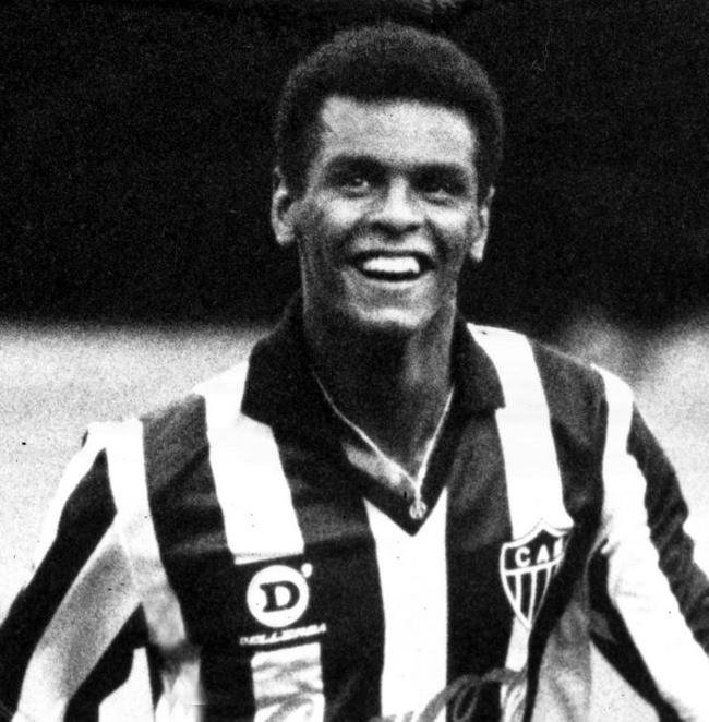 Moacir, ex-volante do Atltico, acredita na vitria da equipe alvinegra por 2 a 0. ''Acredito que o Atltico tem jogadores melhores, est mais bem treinado. Alm disso, o time joga junto por mais tempo, ento tem plenas condies de ganhar esse jogo''. O ex-jogador defendeu o Galo entre 1987 e 1993, fez 199 jogos e marcou 24 gols.