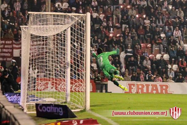 O estádio é conhecido por ser um caldeirão, com arquibancadas coladas no gramado