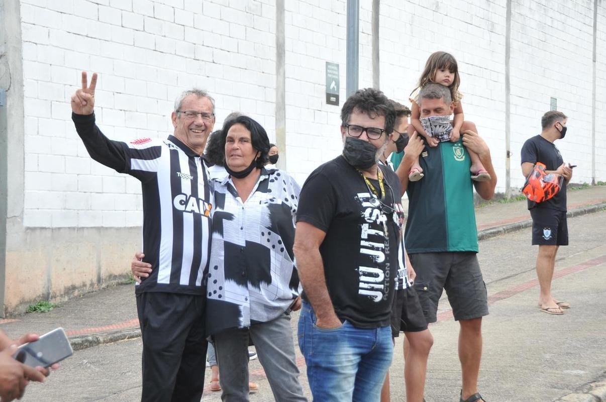 Chegadas de Amrica e Atltico ao Independncia para o jogo de ida da final do Campeonato Mineiro. Delegaes foram recebidas por alguns torcedores no Horto, em BH (Juarez Rodrigues/EM/D. A Press)