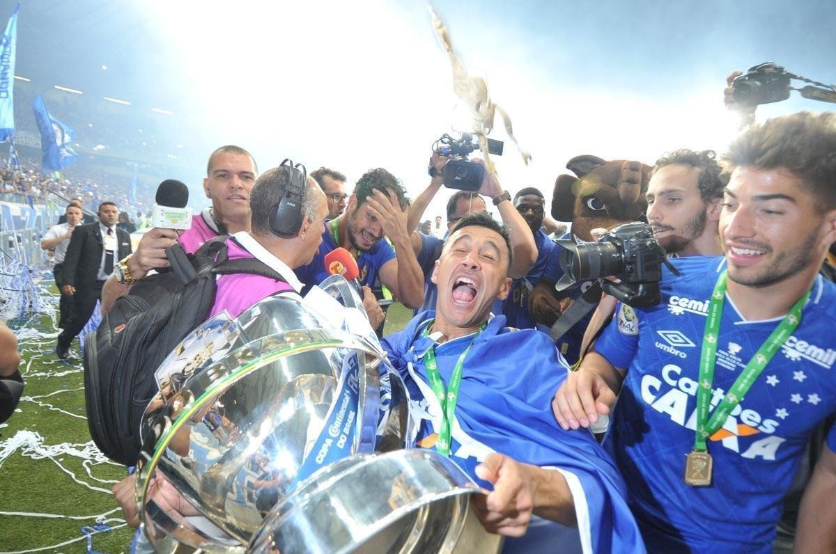 Depois da vitria por 5 a 3 nos pnaltis, que teve Fbio como heri, jogadores e comisso tcnica comemoraram muito no gramado do Mineiro. Capito Henrique ergueu a taa do penta no Gigante