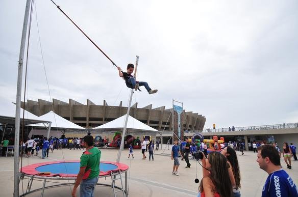 Crianas fazem a festa na esplanada Sul do Mineiro no aniversrio de 10 anos do Raposo; muitos brinquedos foram montados no local e houve at apresentao circense e de mgico