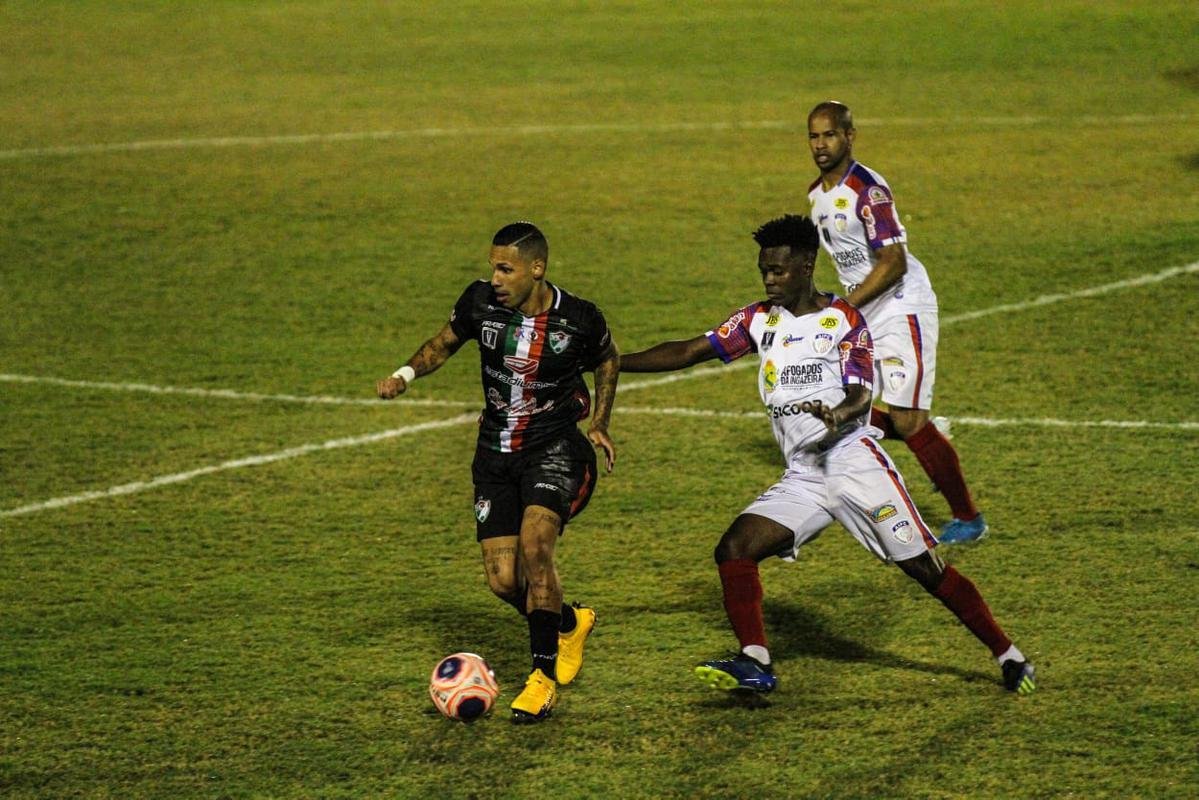 Jogando em casa, o Salgueiro foi melhor e imps o placar de 3 a 0 sobre o Afogados, confirmando a sua terceira deciso de ttulo do Campeonato Pernambucano, segunda contra o Santa Cruz.