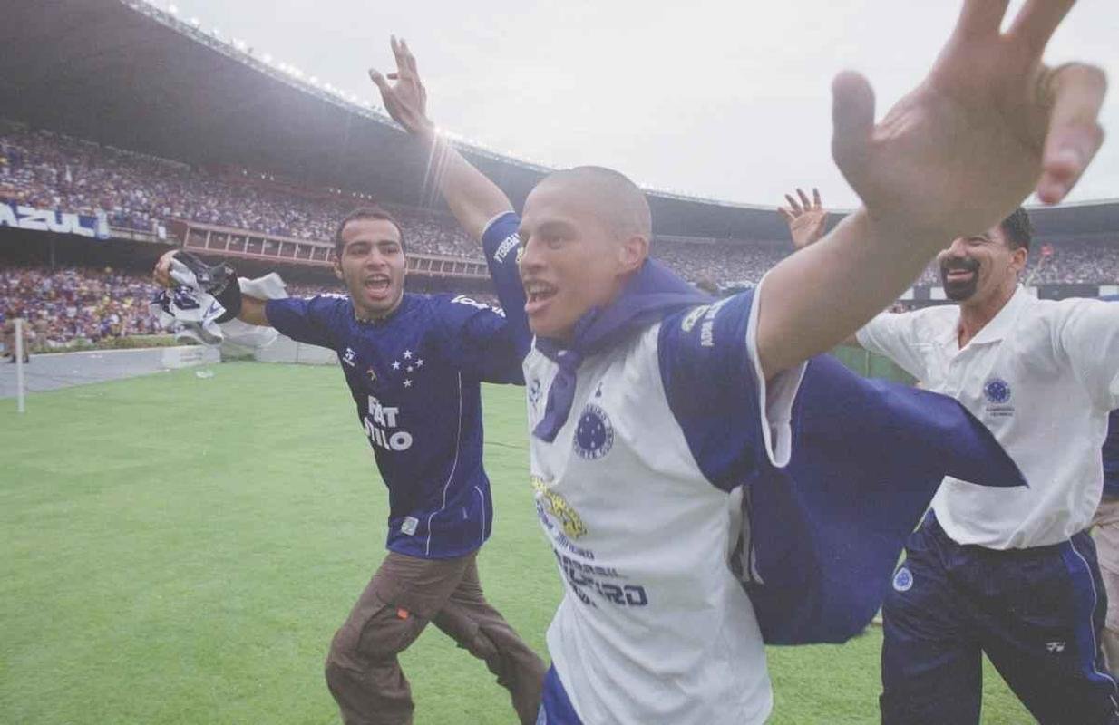 Depois da vitria por 2 a 1 sobre o Paysandu naquele 30 de novembro, no Mineiro, resultado que confirmou o ttulo brasileiro de 2003 com duas rodadas de antecedncia, jogadores do Cruzeiro, comisso tcnica e diretoria promoveram uma grande festa no gramado. Sem a taa oficial da CBF, o elenco deu a volta olmpica com trofus simblicos. Os mais de 75 mil presentes festejaram a indita Trplice Coroa no futebol brasileiro. Antes, o clube celeste j havia conquistado o Campeonato Mineiro de forma invicta e a Copa do Brasil.