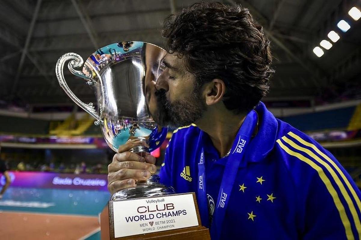 Fotos da festa do Cruzeiro com a vitria sobre o Civitanova e a conquista do tetracampeonato mundial de vlei, em Betim