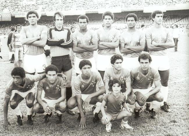 Vitor Braga (o segundo, de p) defendeu a meta do Cruzeiro em duas passagens: de 1971 a 1977 e de 1981 a 1985. Ele jogou 175 partidas. Revelado no clube, ele tambm teve a misso de suceder o dolo Raul Plassmann. Em 1972, Vitor disputou a Olimpada de Munique com a Seleo Brasileira. Na Toca, conquistou os Mineiros de 1972, 1973, 1974, 1975, 1977 e 1984 e a Libertadores de 1976. 