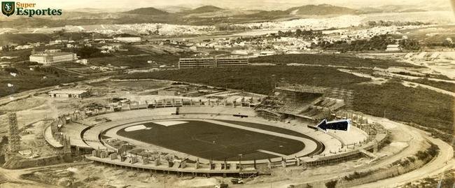 1963 - Arquibancadas sendo erguidas na obra de construo do Mineiro
