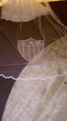 Vu de Karine no casamento com Rodrigo teve escudo do Atltico