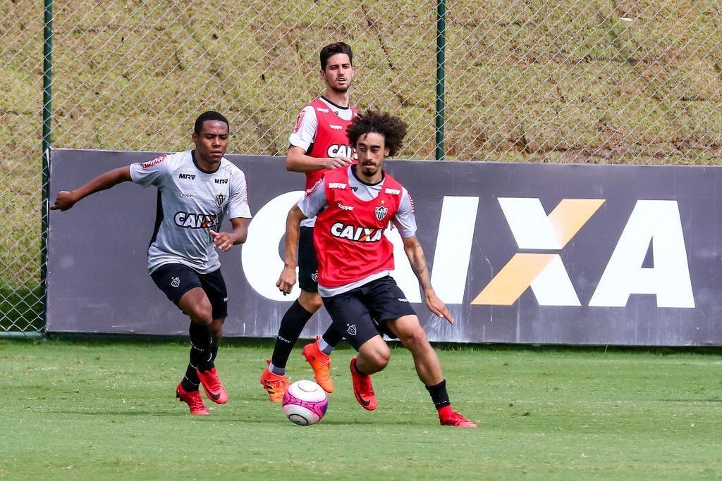 Imagens do treino coletivo comandado por Oswaldo de Oliveira