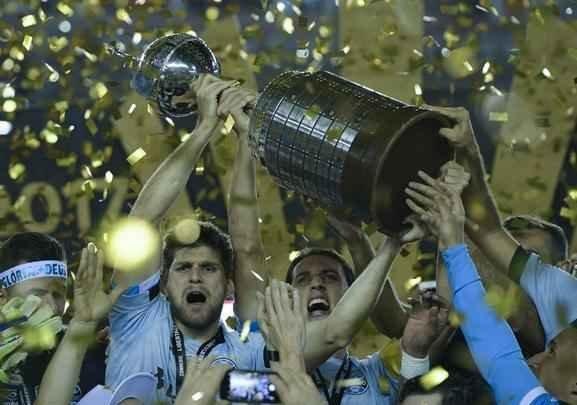 Capito Pedro Geromel ergueu a taa do Grmio em mais uma conquista continental