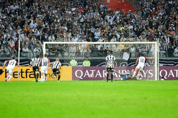 Pulga Rodrguez converteu pnalti cometido por Elias e diminuiu para o Coln: 2 a 1