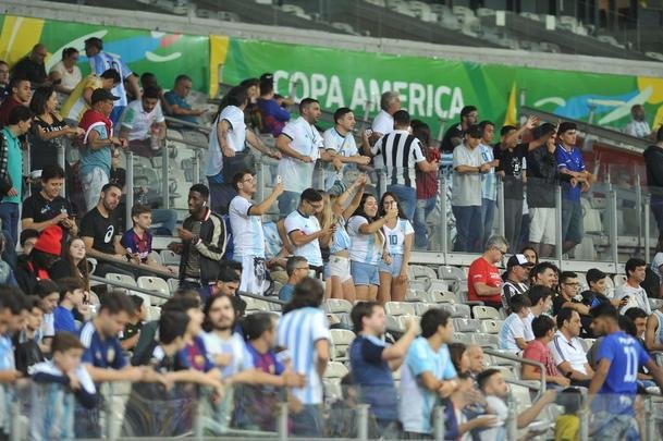 Torcedores na partida entre Argentina e Paraguai, no Mineiro, pela Copa Amrica