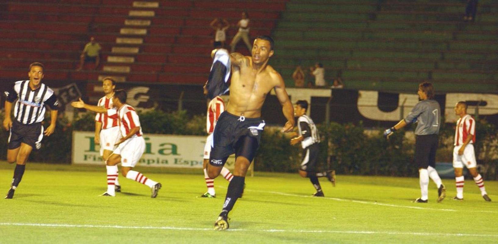 2004 - Em 2004, o Tupi enfrentou o Bangu na primeira fase da Copa do Brasil. Em casa, o time mineiro empatou por 2 a 2. Fora, vitria do Galo Carij por 1 a 0 e classificao garantida.