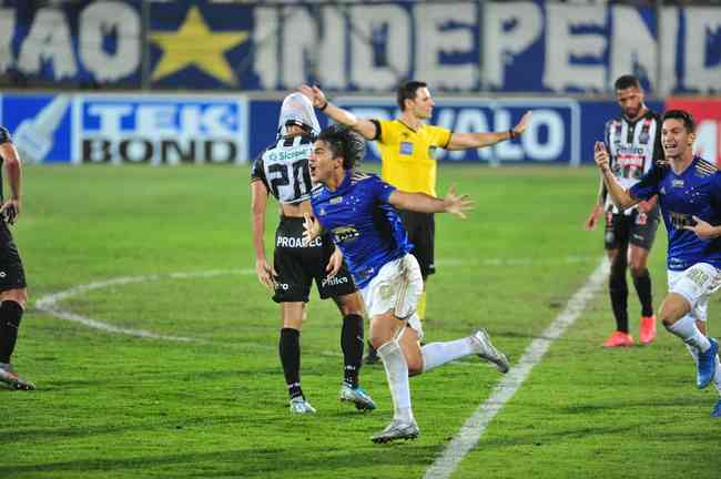 Cruzeiro tem gol anulado no fim e empata com o Bahia em jogo de