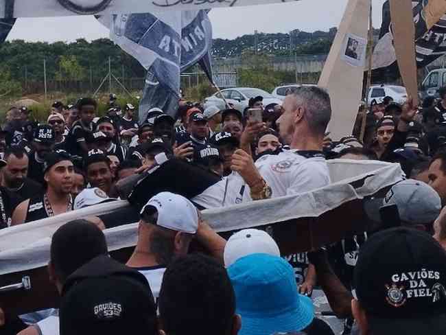Torcedor do Corinthians  erguido dentro de um caixo durante protesto no CT