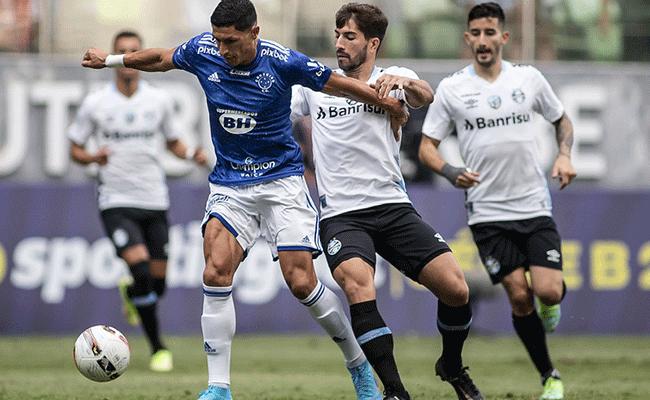 No primeiro turno, o Cruzeiro venceu o Grmio por 1 a 0, no Independncia