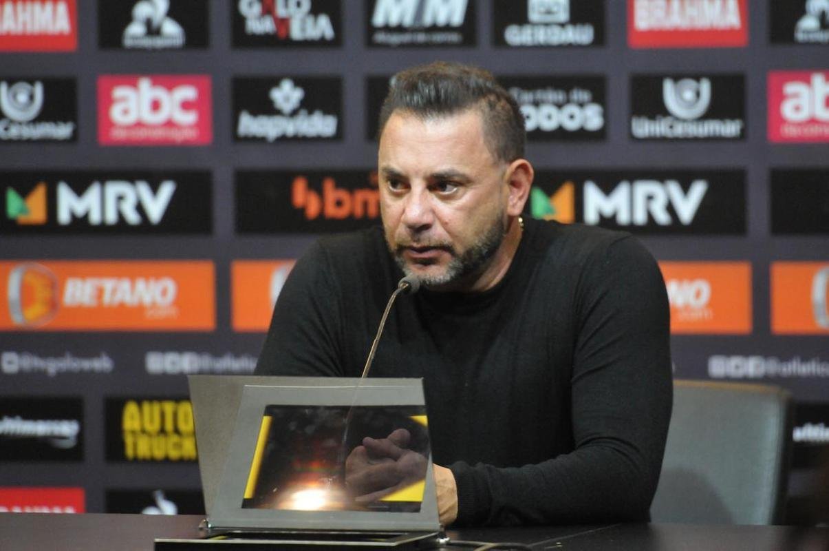 As reaes do tcnico do Atltico, Turco Mohamed, durante a entrevista coletiva, no Mineiro, aps o empate com o Santos